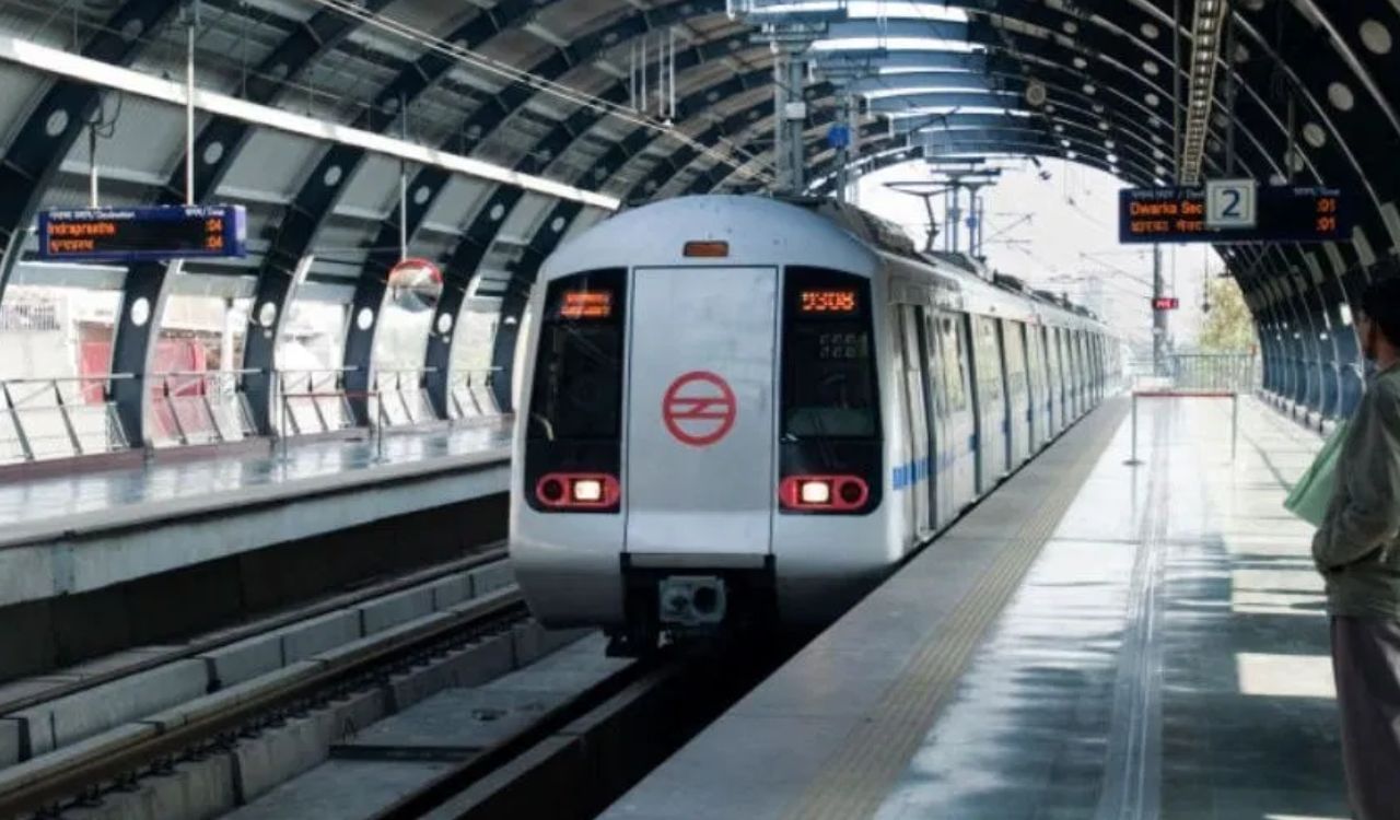दिल्ली मेट्रो का सफर अब महंगा, 8 साल बाद बढ़ा किराया; जानें किस रूट पर कितना बढ़ा पैसा दिल्ली मेट्रो का सफर अब महंगा, 8 साल बाद बढ़ा किराया; जानें किस रूट पर कितना बढ़ा पैसा