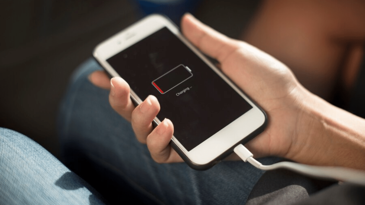 iPhone की चार्जिंग है स्लो? अपनाएं ये 10 आसान टिप्स फटाफट चार्ज होगी बैटरी iPhone की चार्जिंग है स्लो? अपनाएं ये 10 आसान टिप्स फटाफट चार्ज होगी बैटरी