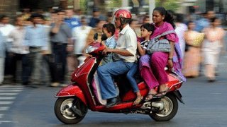 नौकरी के बावजूद कंगाल हो रहा Middle Class, क्या सच में बढ़ रहा है संकट !