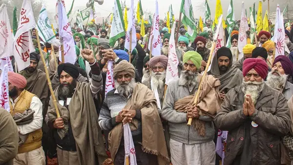 खनौरी बॉर्डर पर महापंचायत में भारी तादात में जुटे किसान, डल्लेवाल ने युवाओं से की ये अपील खनौरी बॉर्डर पर महापंचायत में भारी तादात में जुटे किसान, डल्लेवाल ने युवाओं से की ये अपील