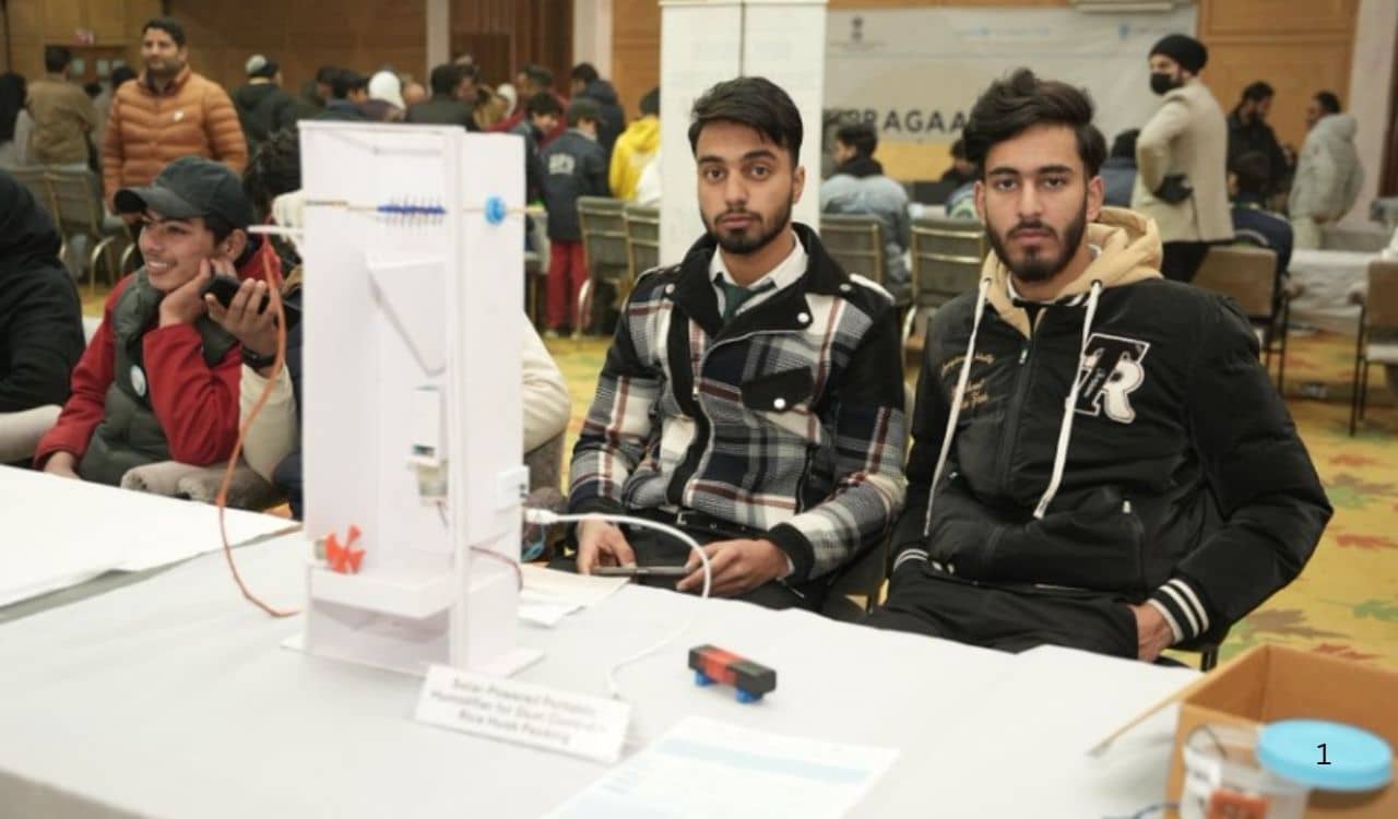 कश्मीरी छात्रों का अटल इनोवेशन मिशन में जलवा, पिल डिस्पेंसर और बायोमेट्रिक इंजन से दिखाया तकनीकी कमाल कश्मीरी छात्रों का अटल इनोवेशन मिशन में जलवा, पिल डिस्पेंसर और बायोमेट्रिक इंजन से दिखाया तकनीकी कमाल