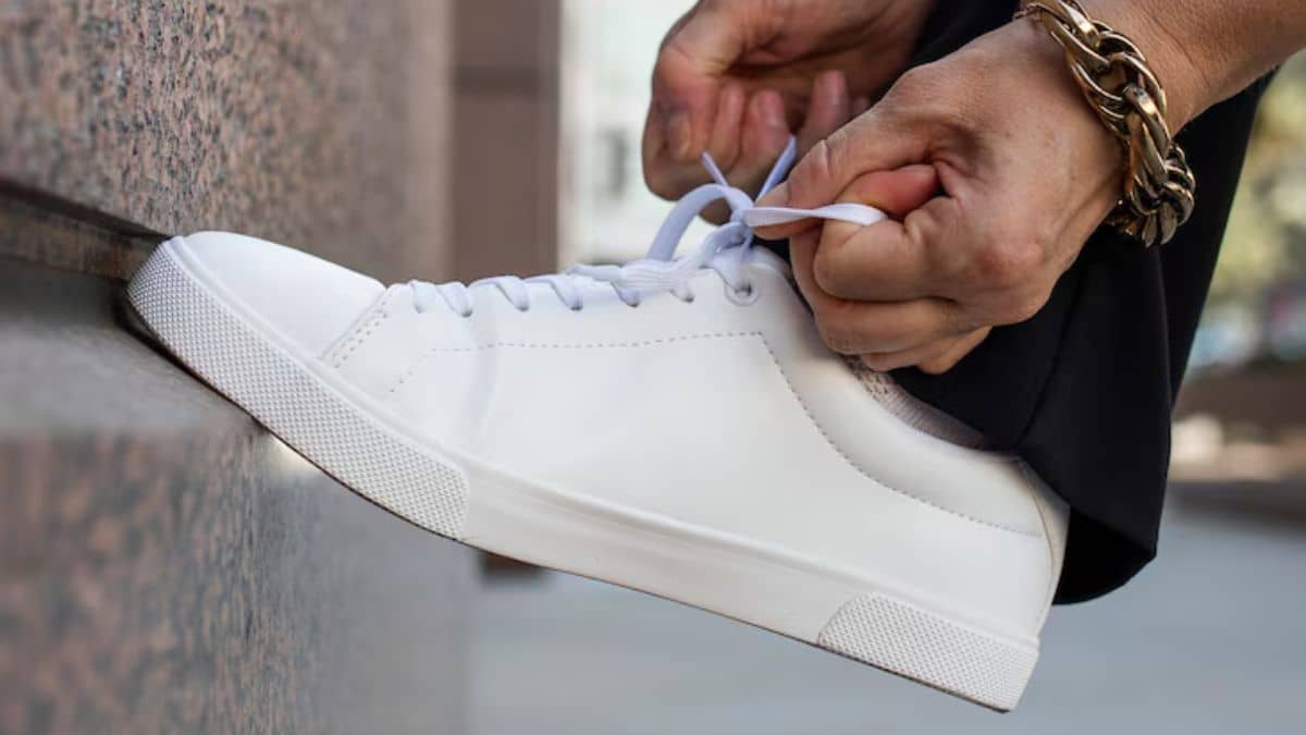 स्टाइलिश के साथ पहनने में भी कंफर्ट हैं ये 5 ब्रांडेड Sneakers, कीमत भी किफायती स्टाइलिश के साथ पहनने में भी कंफर्ट हैं ये 5 ब्रांडेड Sneakers, कीमत भी किफायती