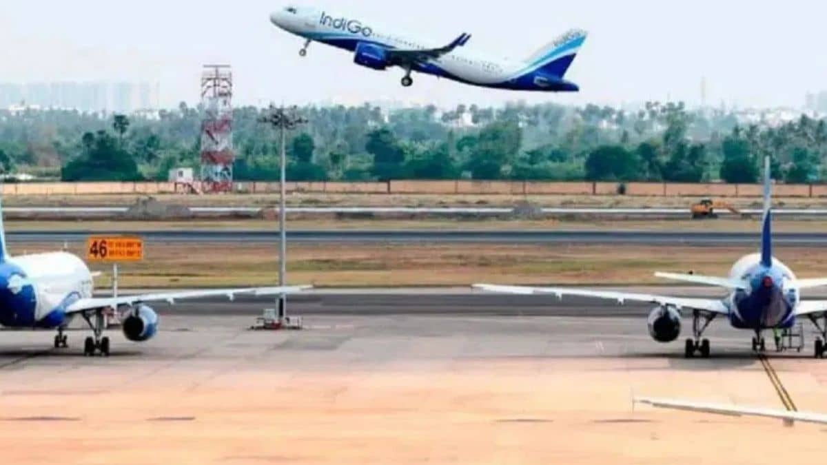 हवाई सफर हो सकता है महंगा, सरकार ने घरेलू उड़ानों पर से हटाई किराये की कैपिंग, इंडिगो संकट के समय किया था लागू हवाई सफर हो सकता है महंगा, सरकार ने घरेलू उड़ानों पर से हटाई किराये की कैपिंग, इंडिगो संकट के समय किया था लागू