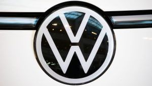Volkswagen पर टैरिफ की मार, 7000 कर्मचारियों की छंटनी, मुनाफा 40 फीसदी घटा Volkswagen पर टैरिफ की मार, 7000 कर्मचारियों की छंटनी, मुनाफा 40 फीसदी घटा