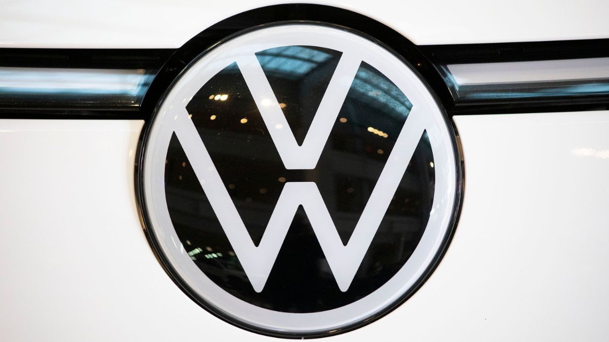 Volkswagen पर टैरिफ की मार, 7000 कर्मचारियों की छंटनी, मुनाफा 40 फीसदी घटा Volkswagen पर टैरिफ की मार, 7000 कर्मचारियों की छंटनी, मुनाफा 40 फीसदी घटा