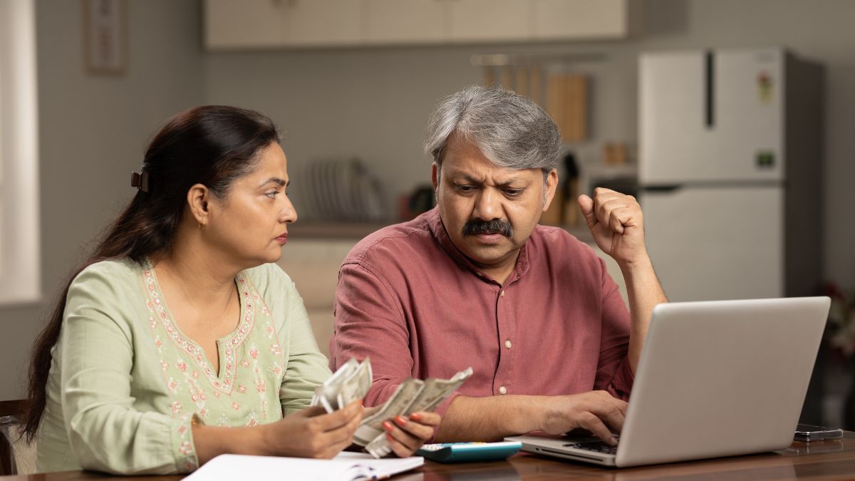 हर महीने पत्नी को पैसे देने वाले ध्यान दें! अगर हुई ये गलती हुई तो घर आ जाएगा इनकम टैक्स का नोटिस हर महीने पत्नी को पैसे देने वाले ध्यान दें! अगर हुई ये गलती हुई तो घर आ जाएगा इनकम टैक्स का नोटिस