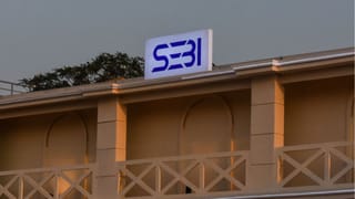 68 इन्वेस्टमेंट एडवाइजर्स पर गिरी SEBI की गाज! एक झटके में रद्द किए लाइसेंस, वजह सुनकर चौंक जाएंगे