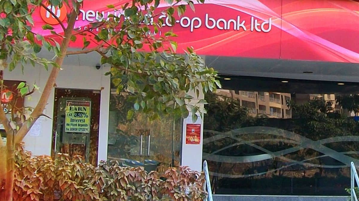 2.40 करोड़ रुपए का फ्रॉड! फेक स्टाफ बनकर बैंक को लगाया चूना, न्यू इंडिया कोऑपरेटिव बैंक में बड़ा खुलासा 2.40 करोड़ रुपए का फ्रॉड! फेक स्टाफ बनकर बैंक को लगाया चूना, न्यू इंडिया कोऑपरेटिव बैंक में बड़ा खुलासा