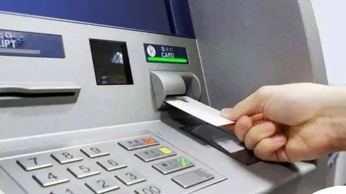 ATM से कैश निकालने पर कितना अधिक देना पड़ेगा चार्ज? बैलेंस चेक करने पर भी इतना कटेगा पैसा ATM से कैश निकालने पर कितना अधिक देना पड़ेगा चार्ज? बैलेंस चेक करने पर भी इतना कटेगा पैसा