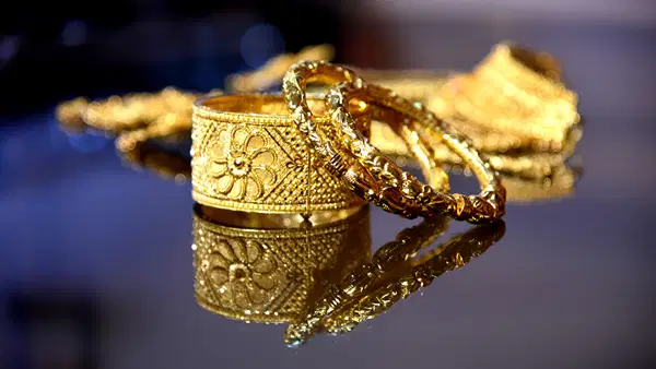 Gold Price Today: दुनियाभर के शेयर बाजार टूटे, गोल्ड में तेजी, जानें आज क्या है रेट Gold Price Today: दुनियाभर के शेयर बाजार टूटे, गोल्ड में तेजी, जानें आज क्या है रेट