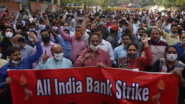 ग्राहकों को राहत, 24-25 मार्च की बैंक हड़ताल टली, जानें UFBU ने क्यों बदला फैसला, क्या सरकार से बन गई बात? ग्राहकों को राहत, 24-25 मार्च की बैंक हड़ताल टली, जानें UFBU ने क्यों बदला फैसला, क्या सरकार से बन गई बात?