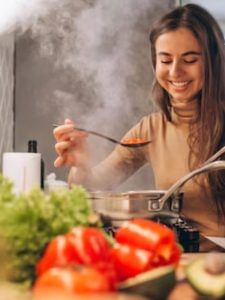 खाना बनाते समय की गई ये गलतियां, न्यूट्रिशन कर देती हैं कम