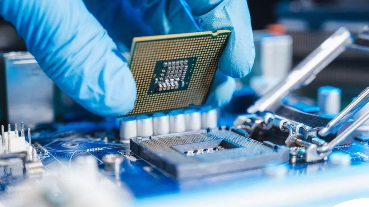 इलेक्ट्रॉनिक्स बाजार में महंगाई का दौर… मोबाइल-TV-लैपटॉप होंगे महंगे! AI की तेज रफ्तार ने बढ़ाए चिप के दाम