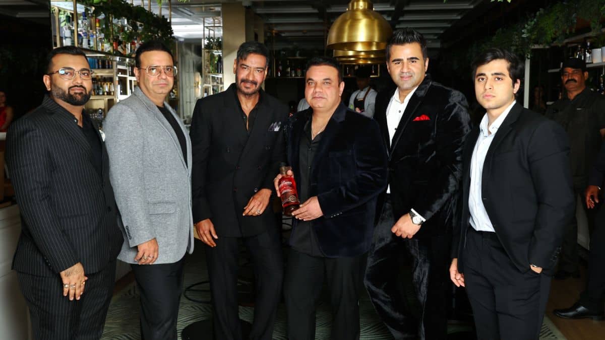 अपने दोस्त संजय दत्त की राह पर चले अजय देवगन, लॉन्च की 21 साल पुरानी प्रीमियम स्कॉच व्हिस्की अपने दोस्त संजय दत्त की राह पर चले अजय देवगन, लॉन्च की 21 साल पुरानी प्रीमियम स्कॉच व्हिस्की