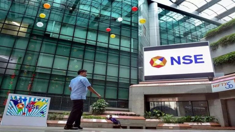 लाल निशान में खुला बाजार, सेंसेक्स 200 अंक गिरा, निफ्टी 25,000 के नीचे, ITC में बिकवाली, IT स्टॉक्स उछले