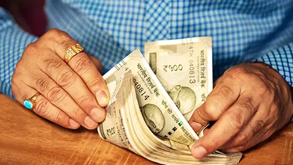 Bank Employees DA Hike: बैंक कर्मचारियों की बढ़ी सैलरी, जानें स्केल और स्टेज के हिसाब से आपकी जेब में कितने रुपये ज्यादा आएंगे Bank Employees DA Hike: बैंक कर्मचारियों की बढ़ी सैलरी, जानें स्केल और स्टेज के हिसाब से आपकी जेब में कितने रुपये ज्यादा आएंगे