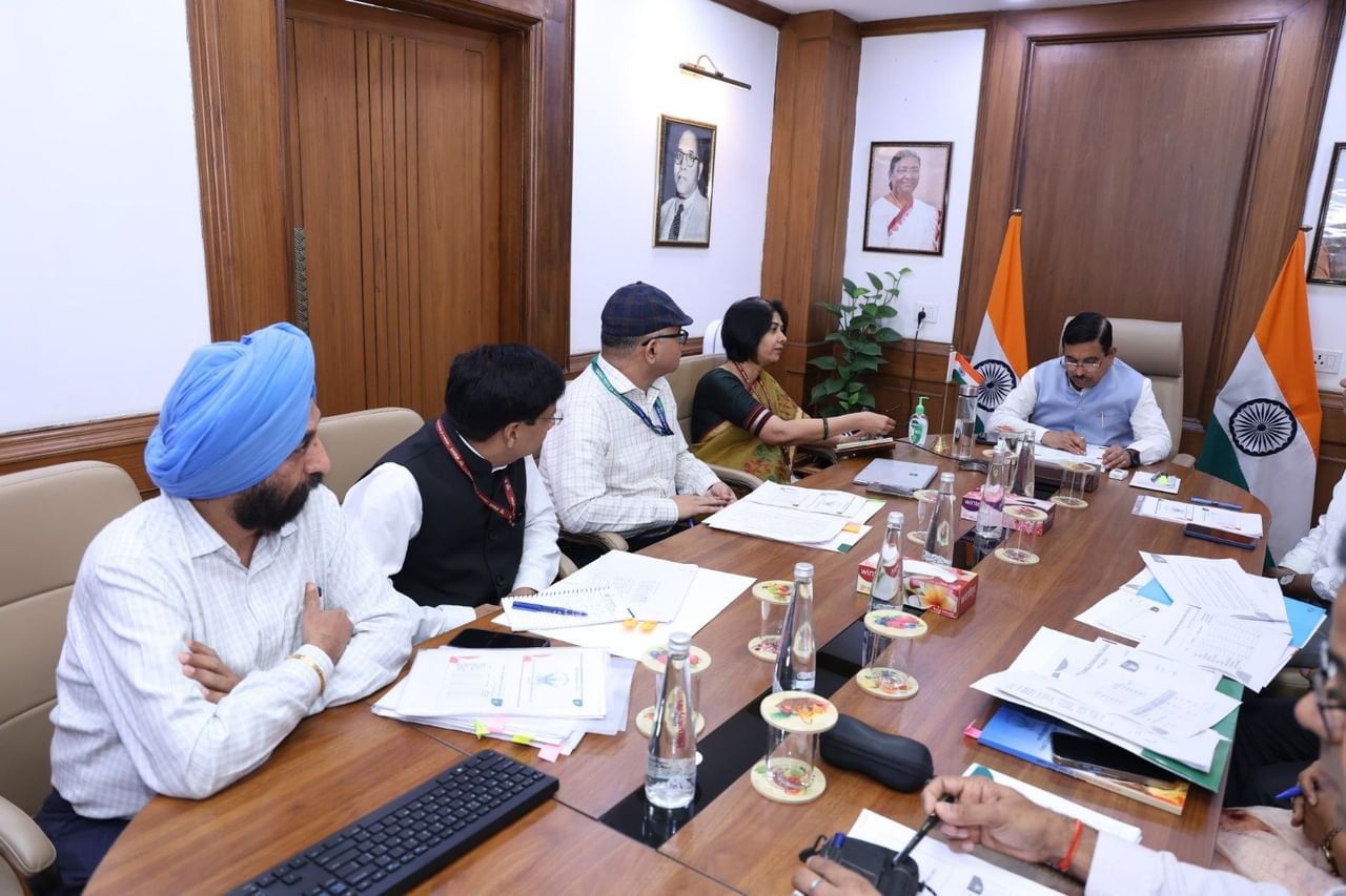 भारत-पाक तनाव के बीच सरकार की चेतावनी, खाद्यान भंडार पर्याप्त, जमाखोरों पर होगी कड़ी कार्रवाई भारत-पाक तनाव के बीच सरकार की चेतावनी, खाद्यान भंडार पर्याप्त, जमाखोरों पर होगी कड़ी कार्रवाई