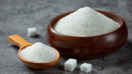 चीनी की बढ़ती कीमतों पर सरकार सख्त, अब डीलर्स रख सकेंगे सिर्फ 15 दिन का स्टॉक; 1 महीने में 10% बढ़ा दाम