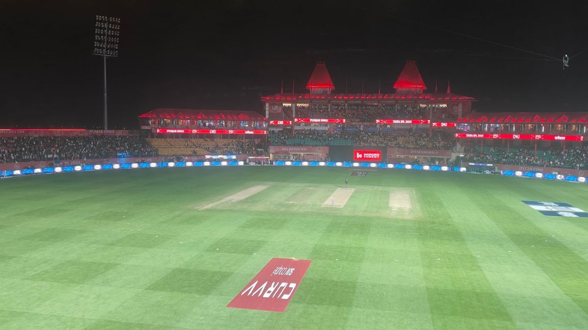 जम्मू में धमाकों की गूंज के बीच धर्मशाला में IPL मैच रोका गया, फ्लडलाइट्स हुईं बंद जम्मू में धमाकों की गूंज के बीच धर्मशाला में IPL मैच रोका गया, फ्लडलाइट्स हुईं बंद