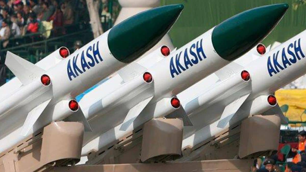 कौन बनाता है आकाश मिसाइल, जिसने ऑपरेशन सिंदूर में पाक के नाक में किया दम, दुनिया बोली ‘जय हो’ कौन बनाता है आकाश मिसाइल, जिसने ऑपरेशन सिंदूर में पाक के नाक में किया दम, दुनिया बोली ‘जय हो’