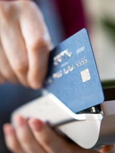 क्रेडिट कार्ड में करेंगे ये गलती, तो 15 दिन में गिर सकता है CIBIL स्कोर