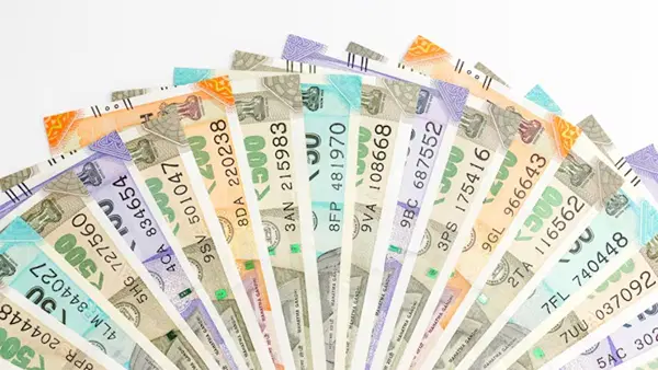 तेजी से फैल रहे हैं 200 और 500 के नकली नोट, RBI ने किया खुलासा; ऐसे पहचाने करेंसी असली या नकली तेजी से फैल रहे हैं 200 और 500 के नकली नोट, RBI ने किया खुलासा; ऐसे पहचाने करेंसी असली या नकली