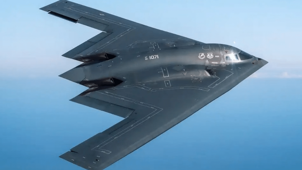कितनी माइलेज और ताकत से अटैक करता है अमेरिका का B-2 Bomber, जानें क्यों है खास कितनी माइलेज और ताकत से अटैक करता है अमेरिका का B-2 Bomber, जानें क्यों है खास
