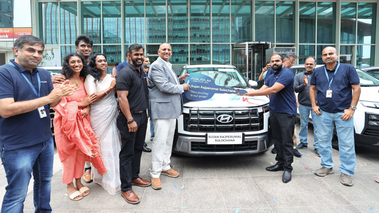 चेन्नई की IT कंपनी की दरियादिली, कर्मचारियों को गिफ्ट की नई SUV; सैलरी में भी बंपर बढ़ोतरी! चेन्नई की IT कंपनी की दरियादिली, कर्मचारियों को गिफ्ट की नई SUV; सैलरी में भी बंपर बढ़ोतरी!