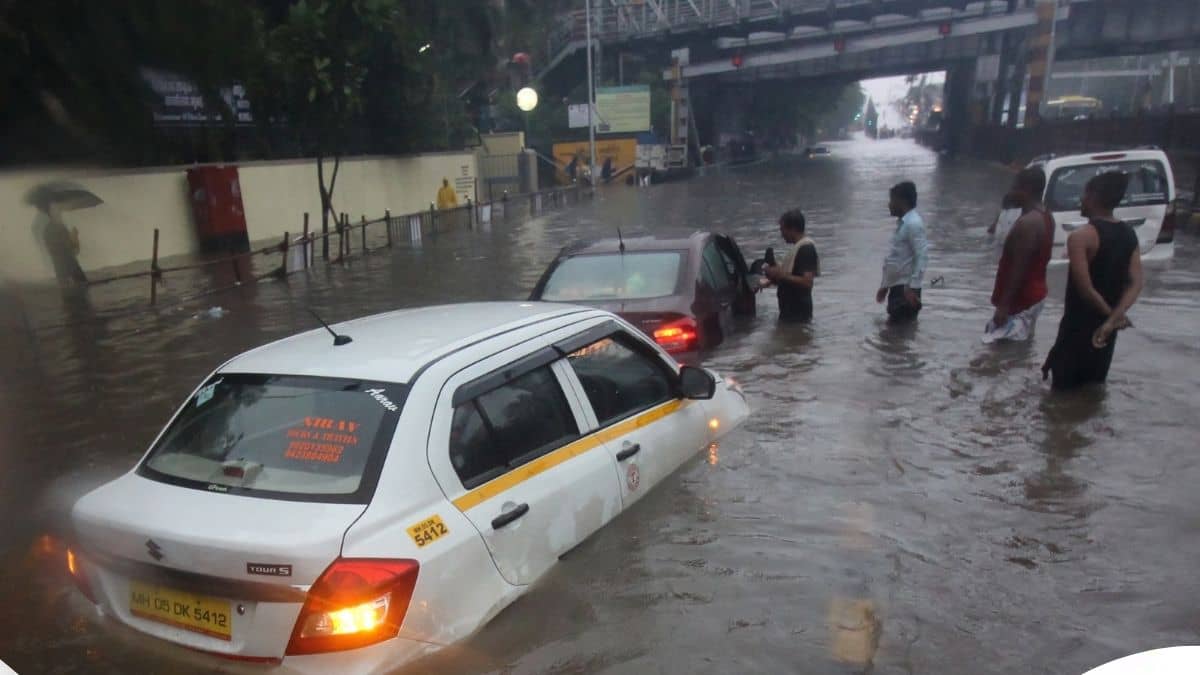 अगर सड़कों पर जमा पानी में फंस जाए आपकी कार, तो कभी न करें ये काम, सेफ निकलने के लिए आजमाएं ये टिप्स अगर सड़कों पर जमा पानी में फंस जाए आपकी कार, तो कभी न करें ये काम, सेफ निकलने के लिए आजमाएं ये टिप्स