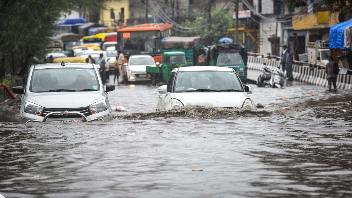 बारिश में रोड पर फिसलने लगी आपकी कार, तो करें ये काम; जानें- पानी से भरी सड़कों पर गाड़ी चलाने के टिप्स बारिश में रोड पर फिसलने लगी आपकी कार, तो करें ये काम; जानें- पानी से भरी सड़कों पर गाड़ी चलाने के टिप्स