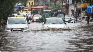 बारिश में रोड पर फिसलने लगे आपकी कार, तो करें ये काम; जानें- पानी से भरी सड़कों पर गाड़ी चलाने के टिप्स