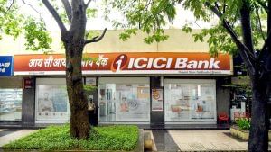 ICICI Bank का ग्राहकों को झटका, FD और RD पर ब्याज दरें घटाई, जानें क्या हैं नए रेट ICICI Bank का ग्राहकों को झटका, FD और RD पर ब्याज दरें घटाई, जानें क्या हैं नए रेट