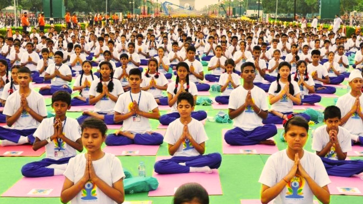 दिल्ली से विशाखापत्तनम तक योग की धूम, PM मोदी 3 लाख लोगों के साथ करेंगे योग, गिनीज रिकॉर्ड बनाने की तैयारी दिल्ली से विशाखापत्तनम तक योग की धूम, PM मोदी 3 लाख लोगों के साथ करेंगे योग, गिनीज रिकॉर्ड बनाने की तैयारी