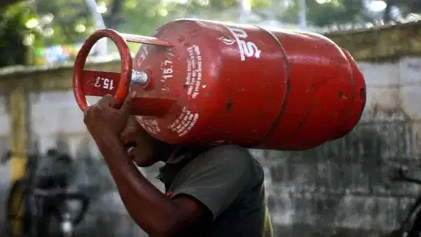 LPG संकट पर सरकार ने साफ की स्थिति, जानें- बुकिंग के बाद कितने दिन में आपके घर पहुंचेगा सिलेंडर LPG संकट पर सरकार ने साफ की स्थिति, जानें- बुकिंग के बाद कितने दिन में आपके घर पहुंचेगा सिलेंडर