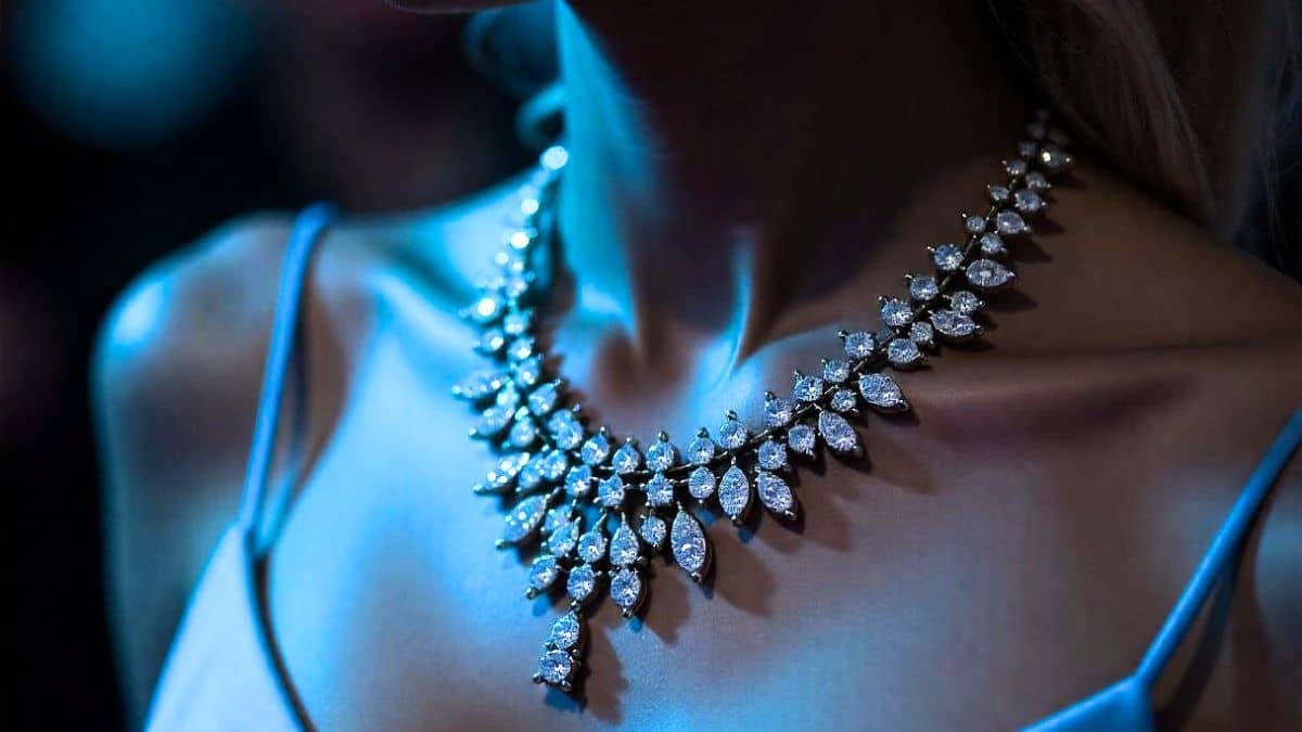 मंहगाई के चलते गुजर रहा है गोल्ड जूलरी का जमाना, स्टडेड गहने बन रहे पहली पसंद; कितनी है इसकी रिसेल वैल्यू? मंहगाई के चलते गुजर रहा है गोल्ड जूलरी का जमाना, स्टडेड गहने बन रहे पहली पसंद; कितनी है इसकी रिसेल वैल्यू?