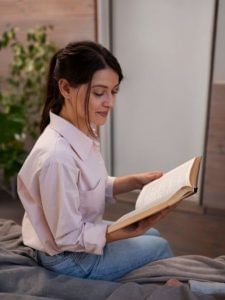 रोजाना किताब पढ़ने से होंगे ये 6 फायदे