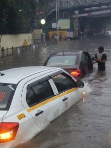 बारिश के दौरान अपनी कार की देखभाल कैसे करें?