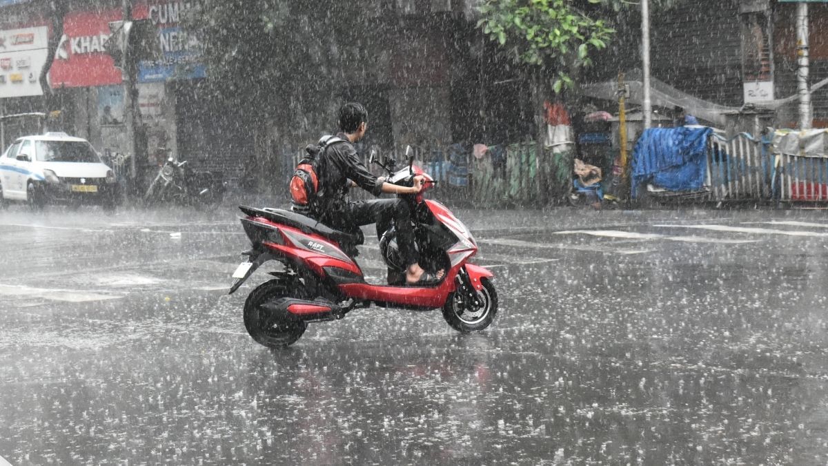 बारिश के मौसम में कैसे धोएं अपना इलेक्ट्रिक स्कूटर, जानें- क्या है सबसे आसान तरीका बारिश के मौसम में कैसे धोएं अपना इलेक्ट्रिक स्कूटर, जानें- क्या है सबसे आसान तरीका