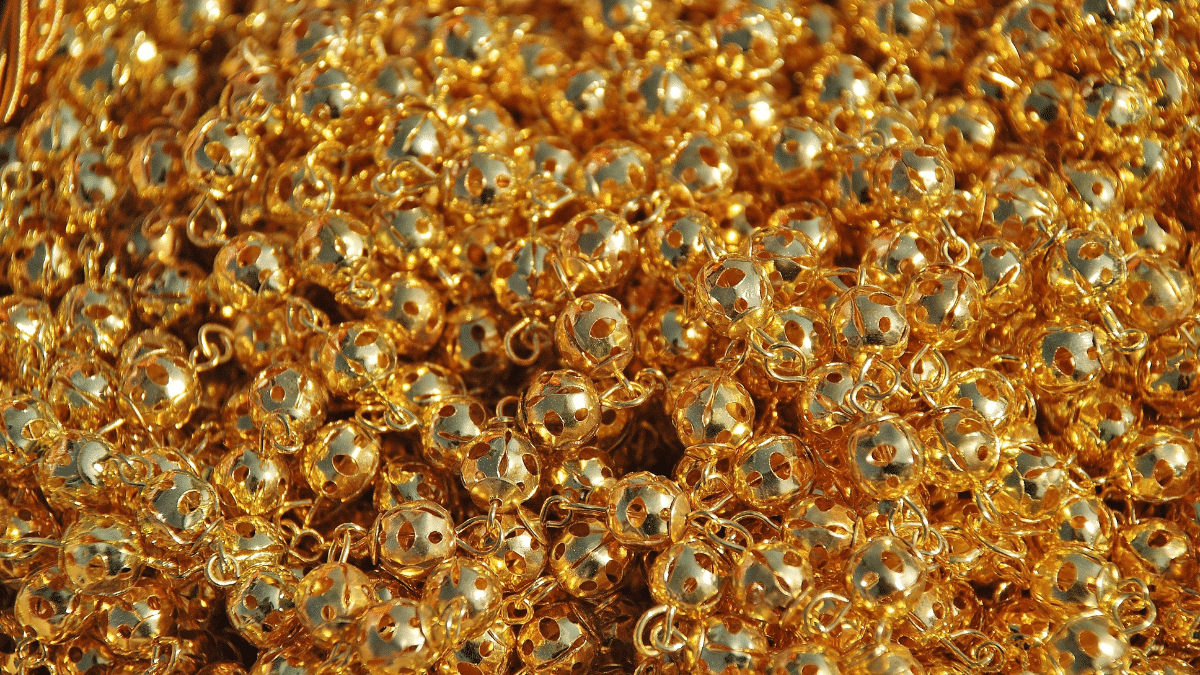 Gold Price Today: 10 ग्राम सोना 98400 रुपये, MCX पर ₹466 सस्ता; जानें आपके शहर का भाव