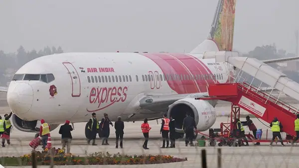 एयर इंडिया एक्सप्रेस के विमान के इंजन से लीक होने लगा तेल, 36000 फीट की ऊंचाई पर बंद करना पड़ा इंजन एयर इंडिया एक्सप्रेस के विमान के इंजन से लीक होने लगा तेल, 36000 फीट की ऊंचाई पर बंद करना पड़ा इंजन