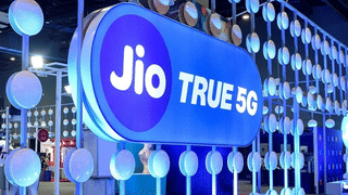 Jio ने Q1 नतीजों के साथ दी सौगात! 3 महीने मुफ्त JioHotstar और 50 दिन फ्री JioFiber; जानें डिटेल