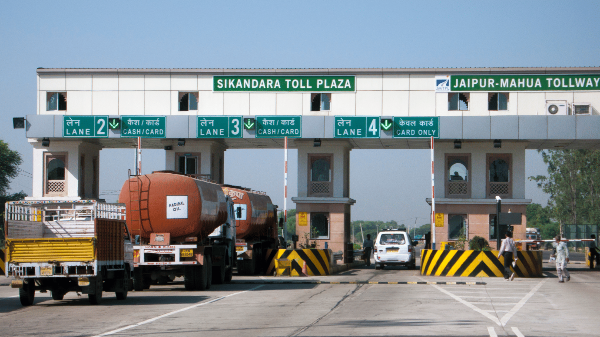 हाईवे पर सफर हुआ सस्ता! सरकार ने टोल टैक्स में की 50% तक की कटौती, जानें नई पॉलिसी का पूरा गणित हाईवे पर सफर हुआ सस्ता! सरकार ने टोल टैक्स में की 50% तक की कटौती, जानें नई पॉलिसी का पूरा गणित