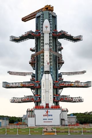 इसरो ने लॉन्च किया NISAR, डुअल बैंड रडार वाला दुनिया का पहला सैटेलाइट, जानें क्या है इसमें खास?