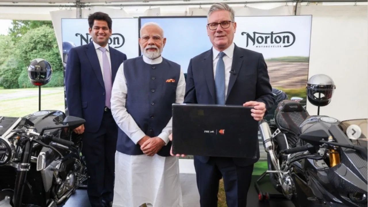 TVS भारत लाएगी Norton की हाई-एंड बाइक, मोदी और ब्रिटिश PM ने किया पेश; जानें कीमत और लॉन्चिंग डेट TVS भारत लाएगी Norton की हाई-एंड बाइक, मोदी और ब्रिटिश PM ने किया पेश; जानें कीमत और लॉन्चिंग डेट