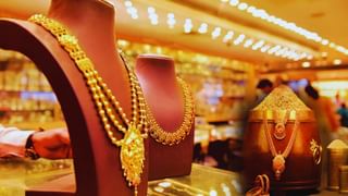 चांदी में भारी गिरावट, सोना मामूली तेजी के साथ 98,840 रुपये, जानें आज के ताजा रेट