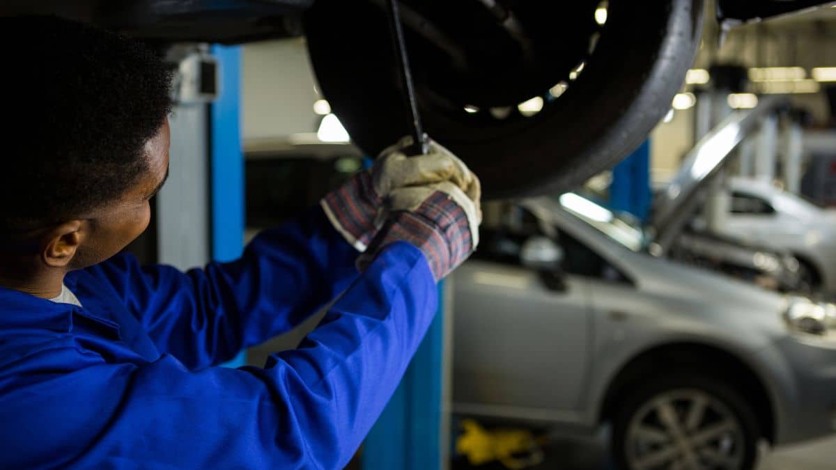 क्या गाड़ी चलाते समय स्टीयरिंग में होती है वाइब्रेशन या एक साइड भागती है कार, हो सकती है ये गड़बड़ी; हो जाएं अलर्ट क्या गाड़ी चलाते समय स्टीयरिंग में होती है वाइब्रेशन या एक साइड भागती है कार, हो सकती है ये गड़बड़ी; हो जाएं अलर्ट