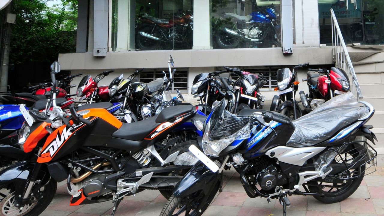 जुलाई में घटी दोपहिया वाहनों की बिक्री, कमर्शियल व्हीकल्स की सेल्स में मामूली बढ़ोतरी जुलाई में घटी दोपहिया वाहनों की बिक्री, कमर्शियल व्हीकल्स की सेल्स में मामूली बढ़ोतरी