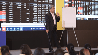 पूरी फिल्मी है सेबी के शिकंजे में आए अवधूत साठे की कहानी, फीस से सालाना 200 करोड़ की कमाई!