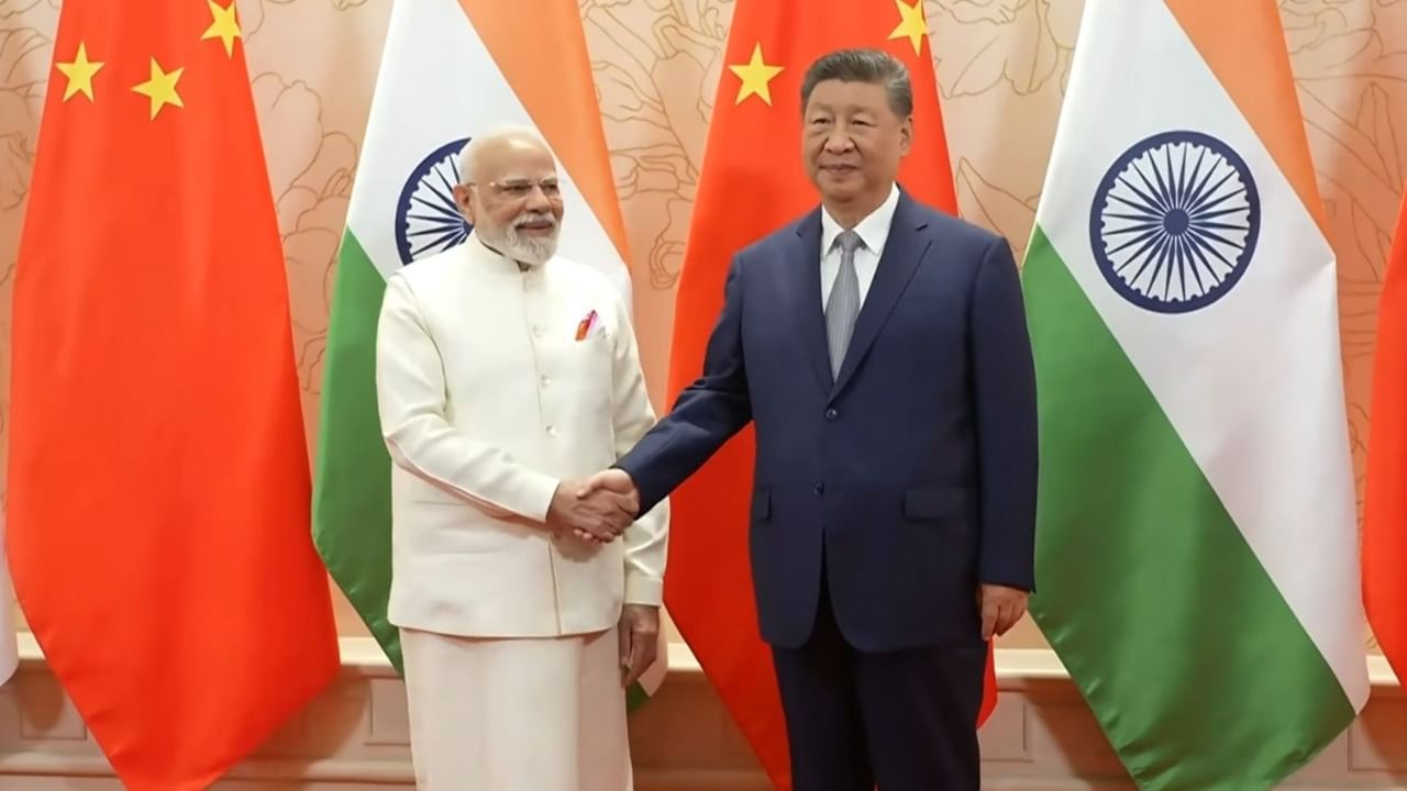 शी जिनपिंग से मिले पीएम मोदी, बोले- विश्वास, सम्मान और संवेदनशीलता के साथ संबंधों को आगे बढ़ाने के लिए प्रतिबद्ध शी जिनपिंग से मिले पीएम मोदी, बोले- विश्वास, सम्मान और संवेदनशीलता के साथ संबंधों को आगे बढ़ाने के लिए प्रतिबद्ध
