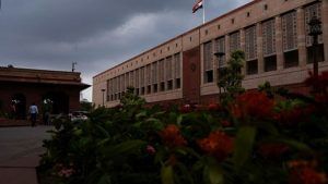 संसद की सुरक्षा में बड़ी चूक, पेड़ के सहारे दीवार फांदकर गरुड़ द्वार तक जा पहुंचा एक व्यक्ति, सुरक्षाकर्मियों ने पकड़ा संसद की सुरक्षा में बड़ी चूक, पेड़ के सहारे दीवार फांदकर गरुड़ द्वार तक जा पहुंचा एक व्यक्ति, सुरक्षाकर्मियों ने पकड़ा